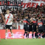 Zawodnicy-Tigre-cieszacy-sie-po-zdobyciu-kolejnego-gola-w-starciu-z-River-Plate-2026-foto-Alamy