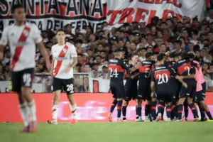 Zawodnicy-Tigre-cieszacy-sie-po-zdobyciu-kolejnego-gola-w-starciu-z-River-Plate-2026-foto-Alamy