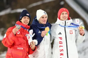 Nikaido-Prevc-Tomasiak-medalisci-z-duzej-skoczni-w-Predazzo-na-odbywajacych-sie-zimowych-Igrzyskach-Olimpijskich-2026-foto-Alamy