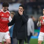 Grafika przedstawiająca piłkarzy i trenera.