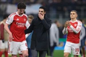 Grafika przedstawiająca piłkarzy i trenera.