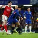 Grafika przedstawiająca szarżujących piłkarzy.