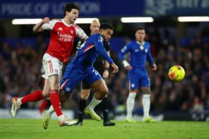 Grafika przedstawiająca szarżujących piłkarzy.