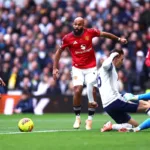 Grafika przedstawiająca piłkarzy w akcji.