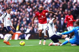 Grafika przedstawiająca piłkarzy w akcji.