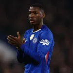 Caicedo-oklaskujacy-kibicow