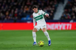 Grafika przedstawiająca piłkarza z piłką przy nodze.