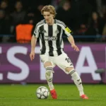 Gordon-prowadzacy-pilke