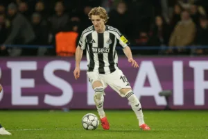 Gordon-prowadzacy-pilke