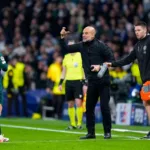 Grafika przedstawiająca trenera i piłkarza.