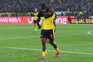 Guirassy-celebrujacy-gola