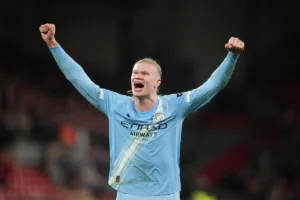 Haaland-celebrujacy-zwyciestwo-na-Anfield