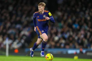 Hall-prowadzacy-pilke