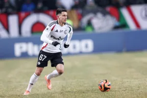 Kapustka-prowadzacy-pilke