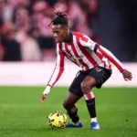 Grafika przedstawiająca piłkarza z piłką przy nodze.