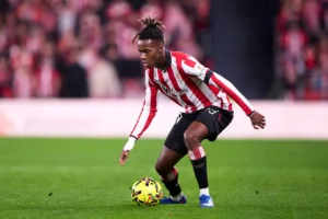 Grafika przedstawiająca piłkarza z piłką przy nodze.