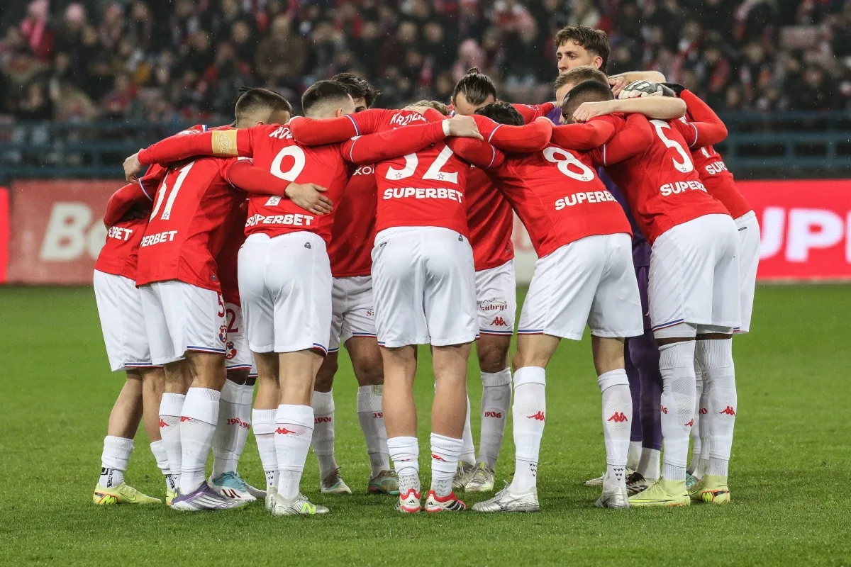 Pogoń Grodzisk – Wisła Kraków: Typy i kursy. Rozprawią się z nimi?