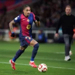 Grafika przedstawiająca biegnącego piłkarza.