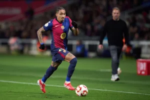 Grafika przedstawiająca biegnącego piłkarza.