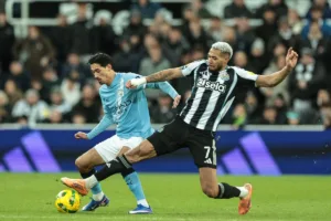 Grafika przedstawiająca piłkarzy w walce o piłkę.