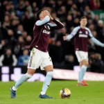 Rogers-kryjacy-twarz-w-dloniach