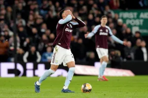 Rogers-kryjacy-twarz-w-dloniach