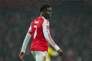 Saka-w-koszulce-Arsenalu