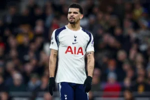 Solanke-podczas-meczu-Tottenham-Manchester-City