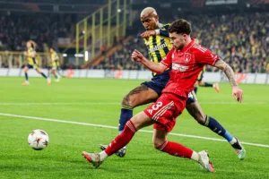 Talisca-i-Williams-walczacy-o-pilke