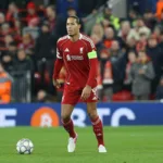 Van-Dijk-prowadzacy-pilke