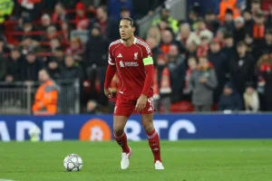 Van-Dijk-prowadzacy-pilke