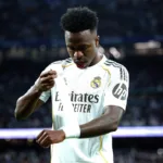 Grafika przedstawiająca piłkarza owijającego ręce.