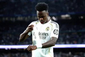 Grafika przedstawiająca piłkarza owijającego ręce.