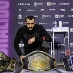 Khalidov-prezentuje-dostepne-pasy-w-KSW-foto-Alamy