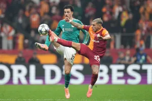 Jones-i-Toreira-w-walce-o-pilke