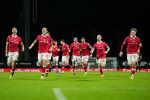 Radosc-zawodnikow-Wrexham-po-wyeliminowaniu-Nottingham-Forest-z-Pucharu-FA-2026-foto-Alamy