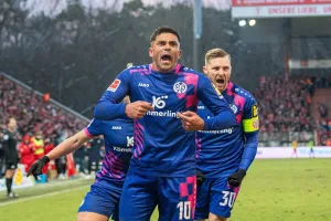 Radosc-pilkarzy-Mainz-po-zdobytym-golu-2026-foto-Alamy