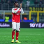 Saka-oklaskujacy-kibicow