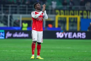 Saka-oklaskujacy-kibicow