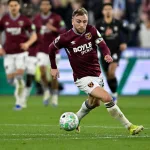 Bowen-prowadzacy-pilke