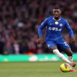 Caicedo-prowadzacy-pilke