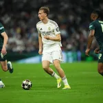 Grafika przedstawiająca piłkarza z piłką przy nodze.