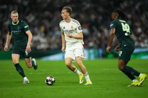 Grafika przedstawiająca piłkarza z piłką przy nodze.