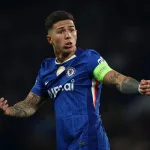 Enzo-gestykulujacy-wzgledem-kolegow-z-zespolu