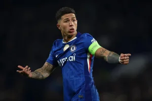 Enzo-gestykulujacy-wzgledem-kolegow-z-zespolu