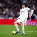 Grafika przedstawiająca piłkarza z piłką przy nodze