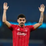 Gibbs-White-unoszacy-rece-w-gore