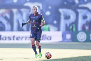 Grosicki-prowadzacy-pilke