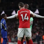 Gyokeres-i-Eze-celebrujacy-gola