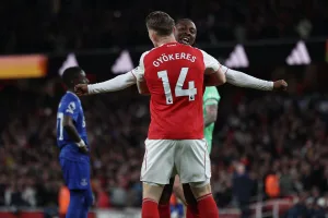 Gyokeres-i-Eze-celebrujacy-gola